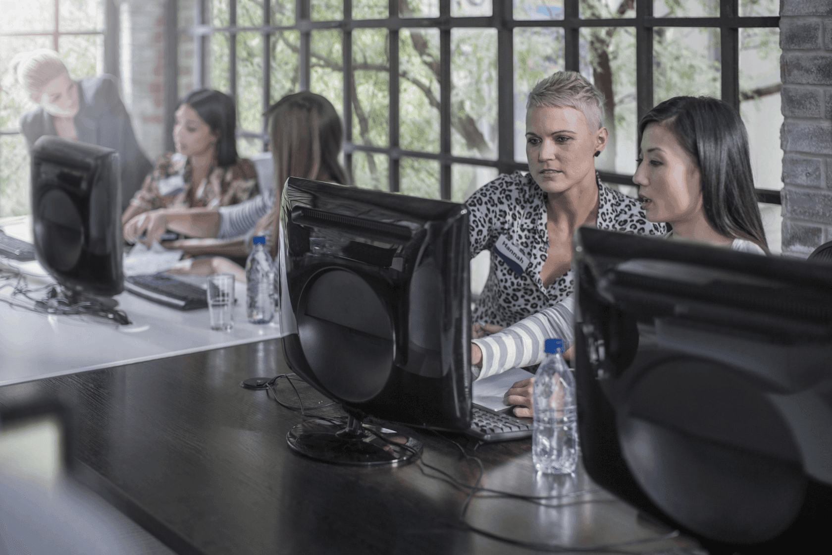Dos mujeres viendo el contenido de un ordenador