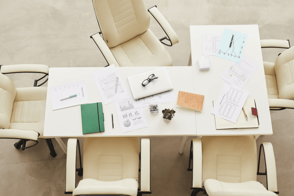 Vista superior de una mesa de trabajo con documentos